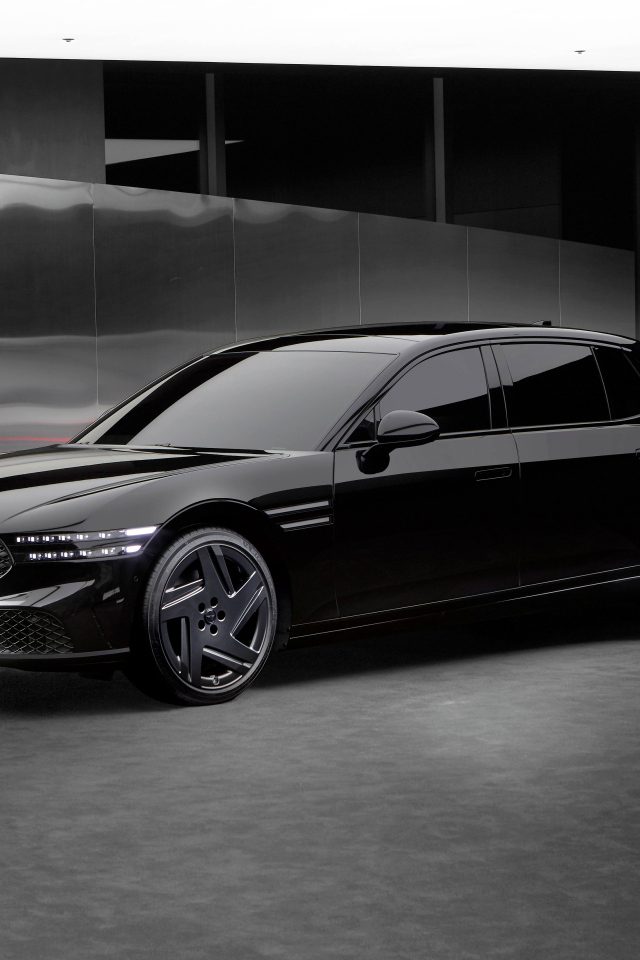 Черный дорогой автомобиль Genesis G90 Black 2024 года в гараже