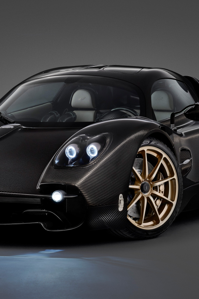 Черный быстрый автомобиль Pagani Utopia