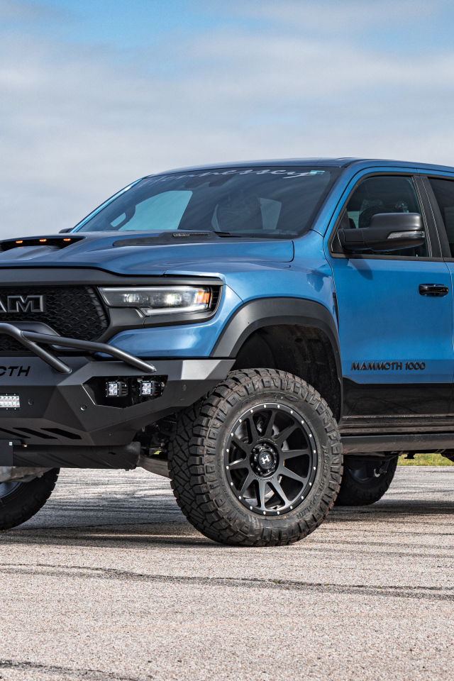 Синий автомобиль Hennessey Mammoth 1000 Last Stand 2024 года