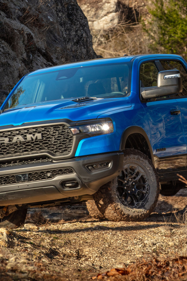 Синий пикап Ram 1500 Rebel Crew Cab 2025 года