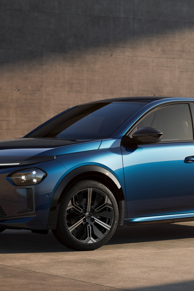 Синий автомобиль Lancia Ypsilon Edizione Limitata Cassina 2024 года