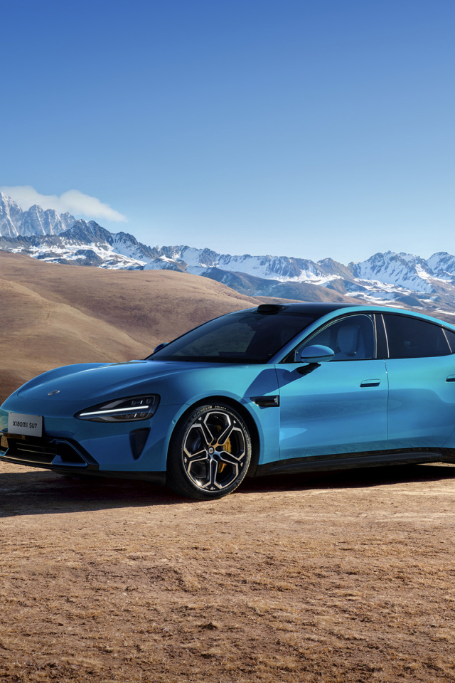 Синий автомобиль Xiaomi SU7 2024  года