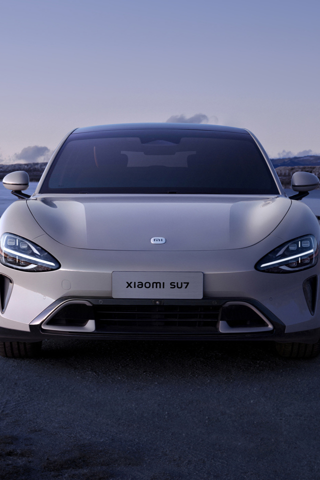 Вид спереди на автомобиль Xiaomi SU7 2024 года