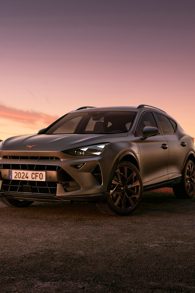 Вид спереди на автомобиль Cupra Formentor EHybrid 2024 года