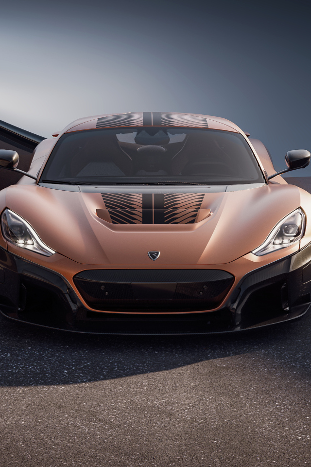 Вид спереди на спортивный автомобиль Rimac Nevera 15th Anniversary 2024 года