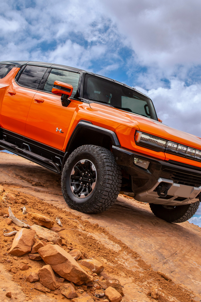 Оранжевый внедорожник GMC Hummer EV 2024 года