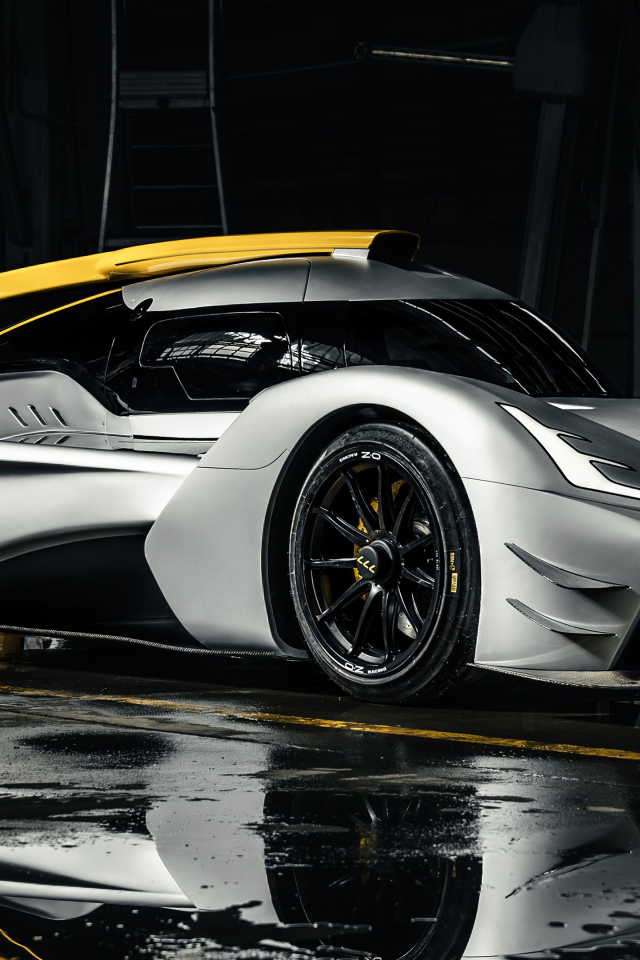 Гоночный Hypercar 777 на трассе