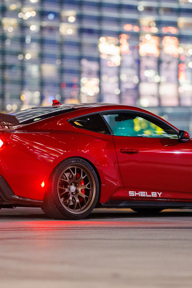 Вид сзади на красный автомобиль  Shelby Super Snake 2024 года