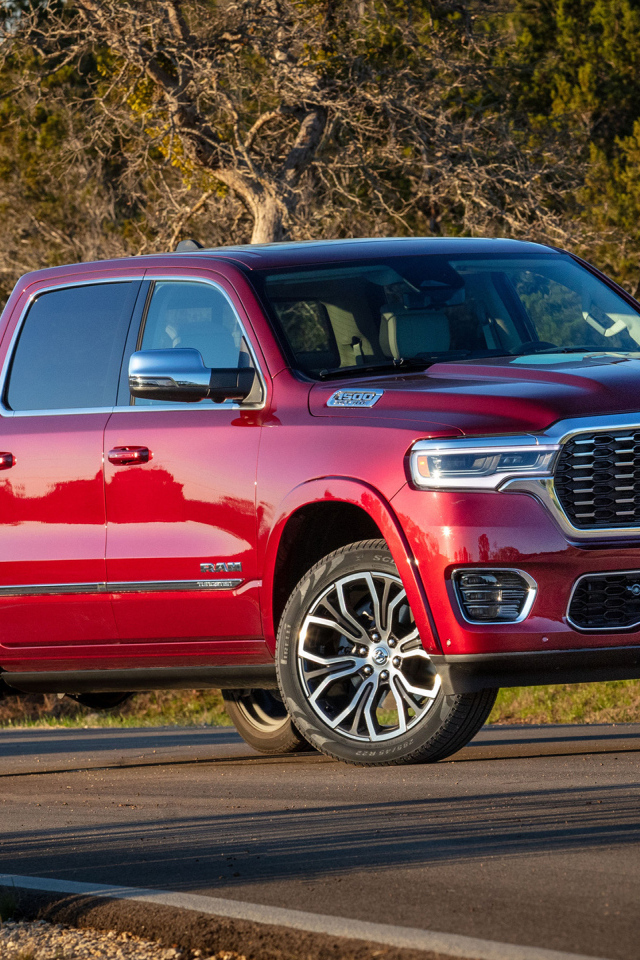 Красный пикап Ram 1500 Tungsten Crew Cab 2025 года