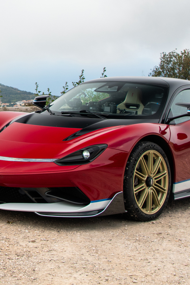 Красный автомобиль Pininfarina Battista Edizione Nino Farina