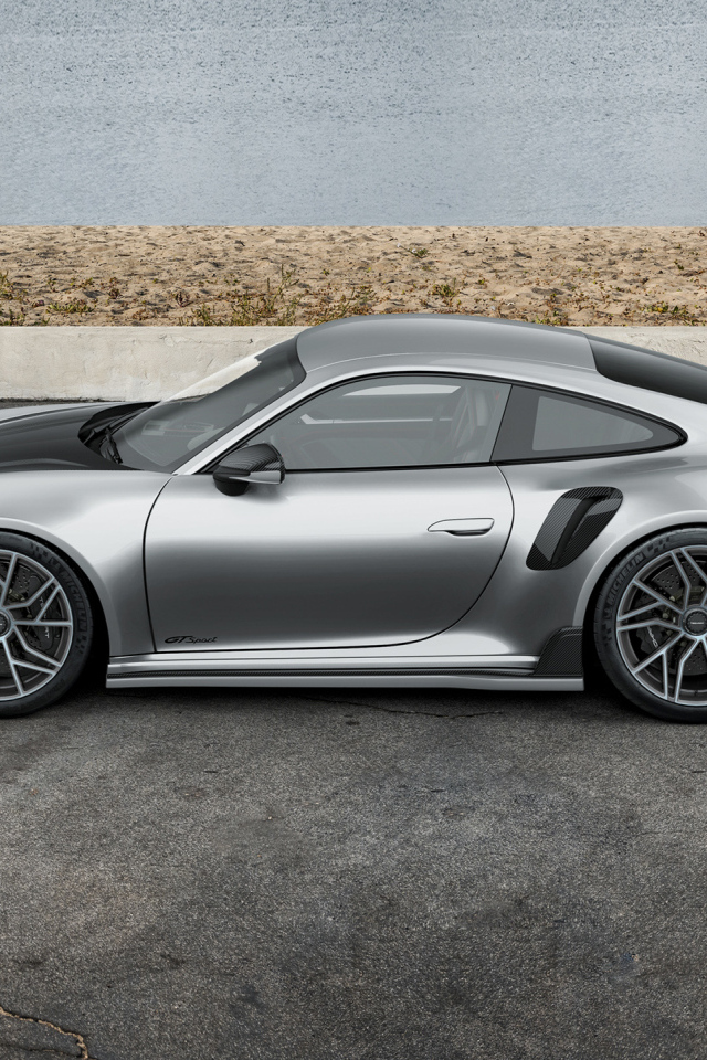 Вид сбоку на серебристый автомобиль TechArt GTsport 2024 года