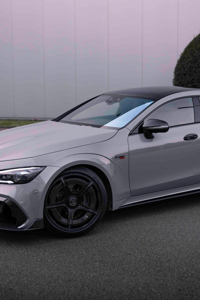 Серебристый автомобиль Brabus Rocket 1000 2024 года