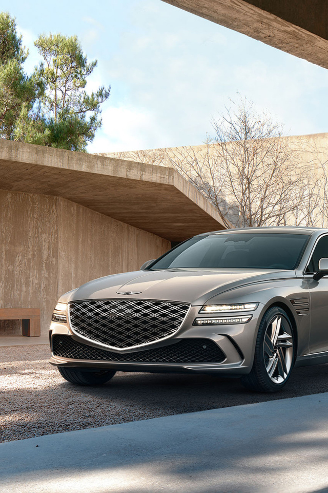 Серебристый автомобиль Genesis G80 AWD