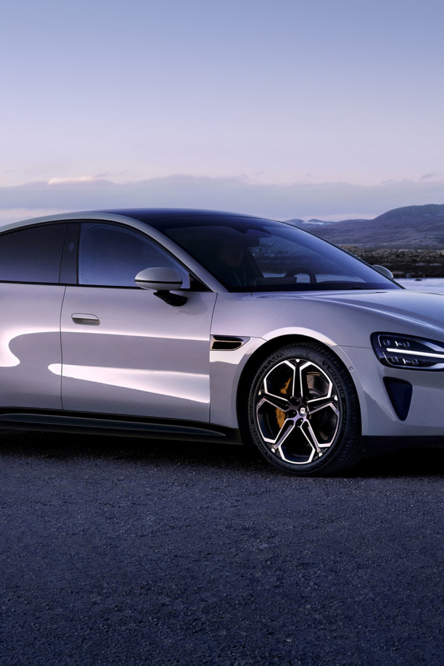 Серебристый автомобиль Xiaomi SU7 2024 года