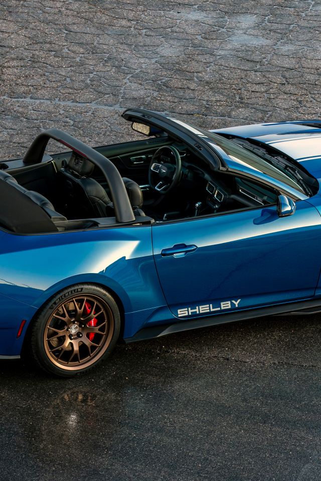 Вид сверху на автомобиль Shelby Super Snake Convertible 2024 года