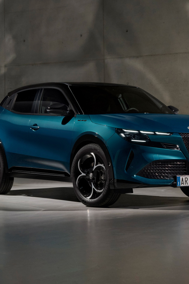 Автомобиль Alfa Romeo Milano Ibrida 2024 года