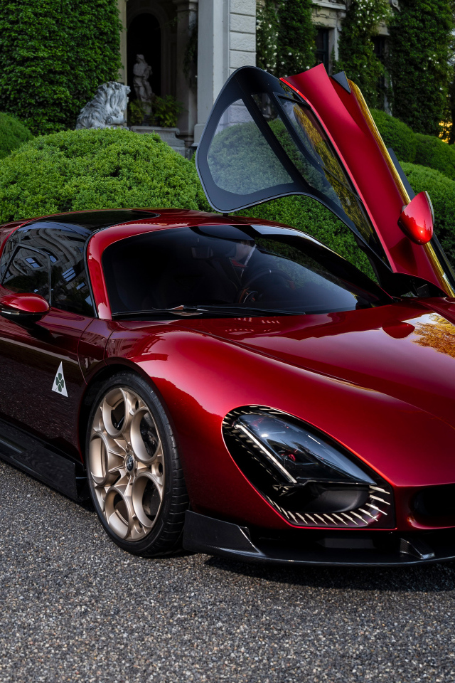 Бордовый автомобиль Alfa Romeo 33 Stradale