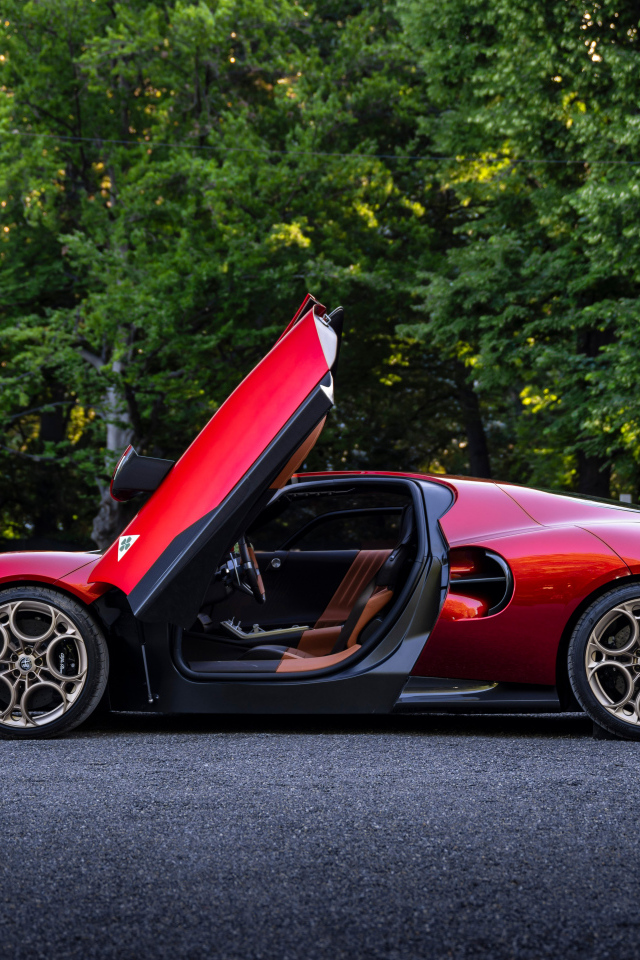 Красный Alfa Romeo 33 Stradale  с открытыми дверями