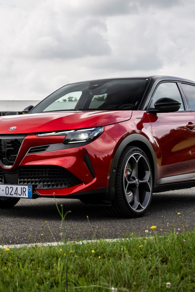 Красный блестящий автомобиль Alfa Romeo Junior Elettrica Veloce 2024 года