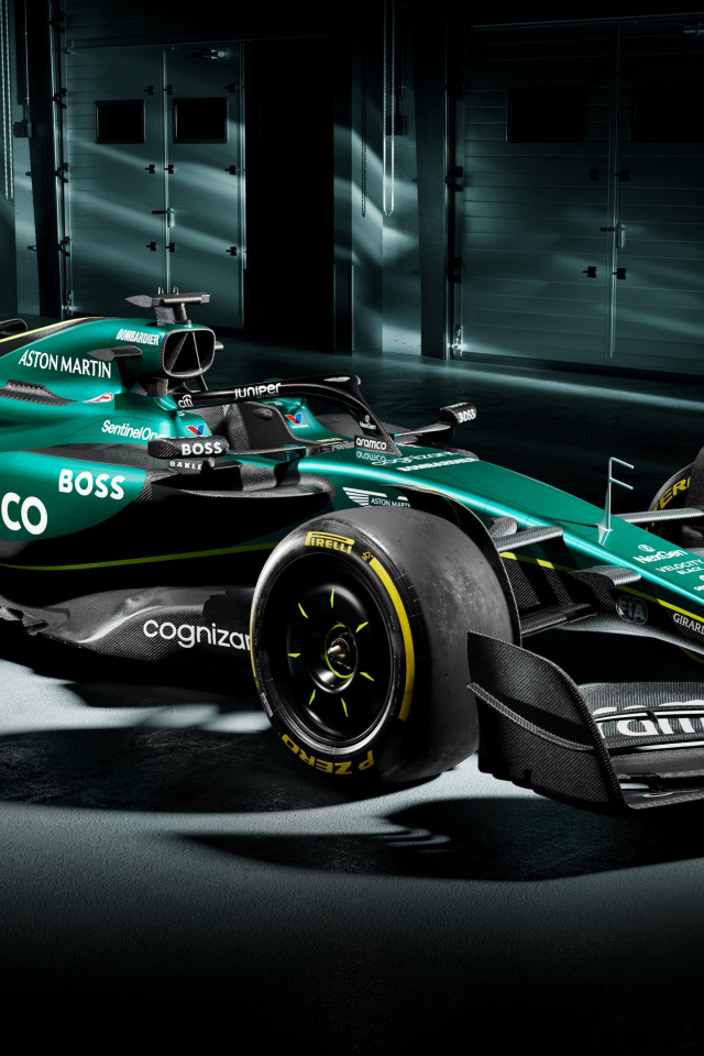 Большой гоночный автомобиль Aston Martin AMR24 2024 года