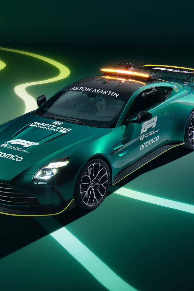 Зеленый гоночный автомобиль Aston Martin Vantage F1 Safety Car 2024 года