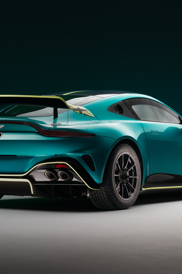 Вид сзади на автомобиль Aston Martin Vantage GT4 2024 года