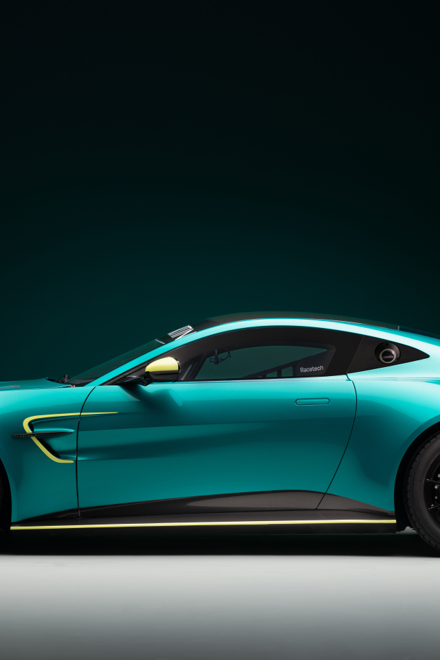 Вид сбоку на автомобиль Aston Martin Vantage GT4 2024 года