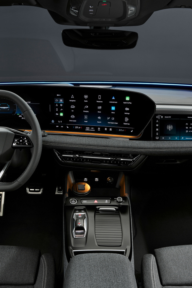 Черный салон автомобиля Audi A6 Sportback e-tron performance 2024 года