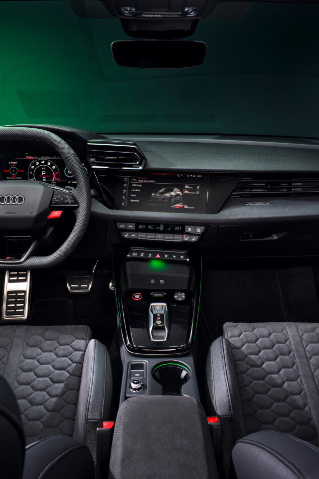 Салон автомобиля Audi RS 3 Sportback 2024 года