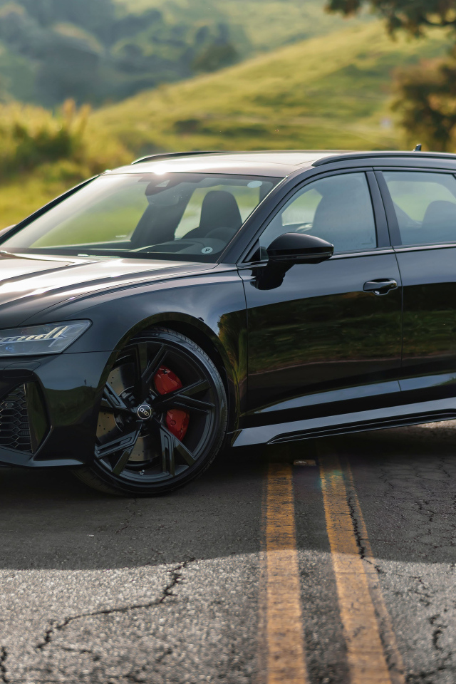 Автомобиль Audi RS 6 Avant Performance 2024  года на дороге