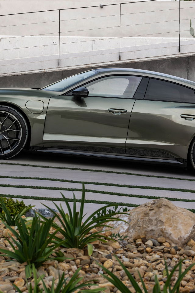 Вид сбоку на автомобиль Audi RS e-tron GT performance 2024 года