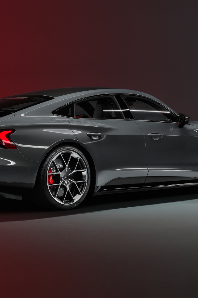 Вид сзади на автомобиль Audi RS e-tron GT 2024 года