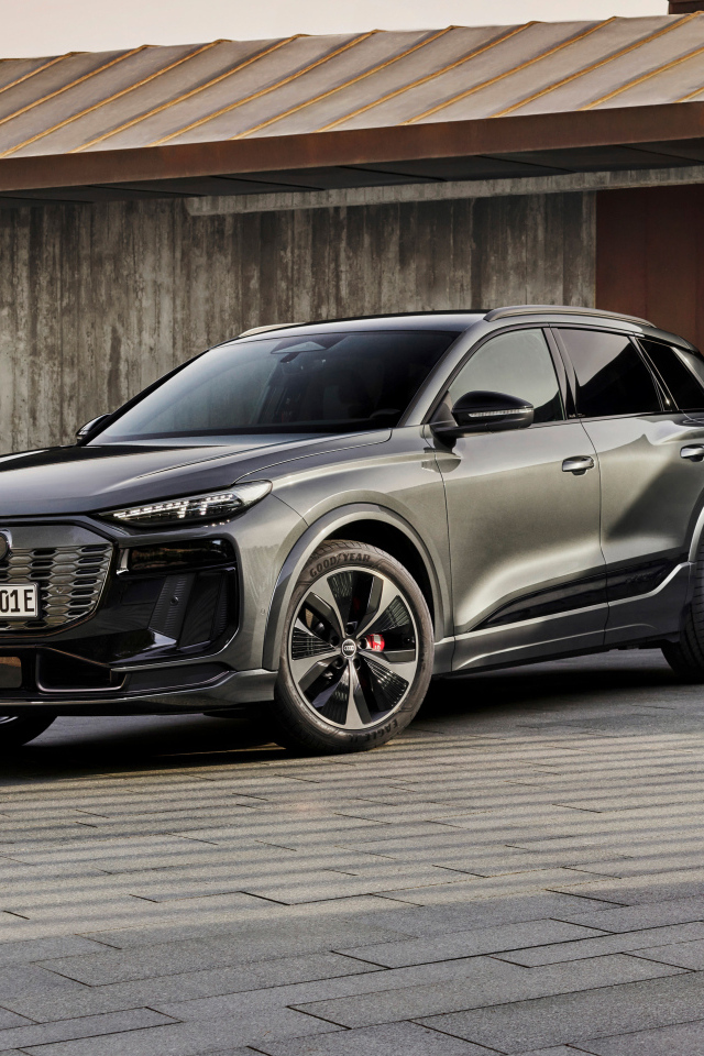 Автомобиль Audi SQ6 E-Tron 2024 года у стены