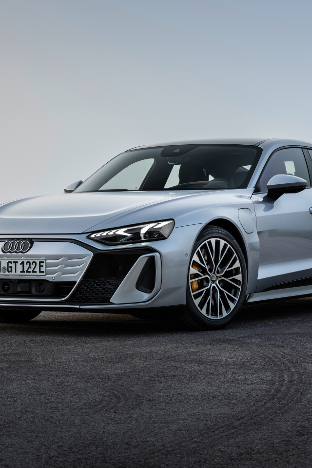 Серебристый автомобиль Audi S e-tron GT 2024 года