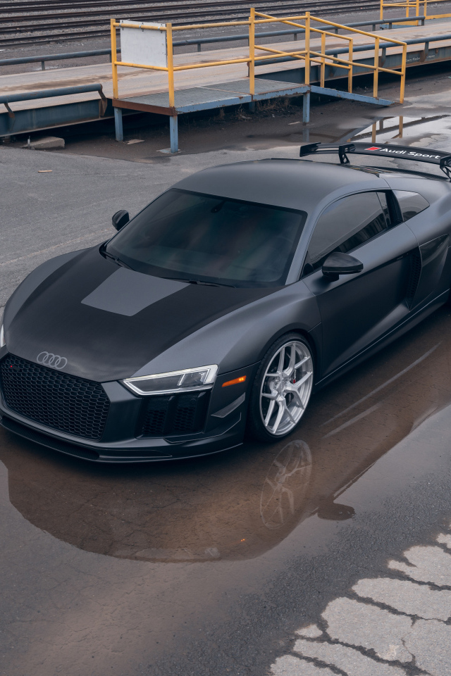 Автомобиль Audi R8 Velgen Wheels в луже