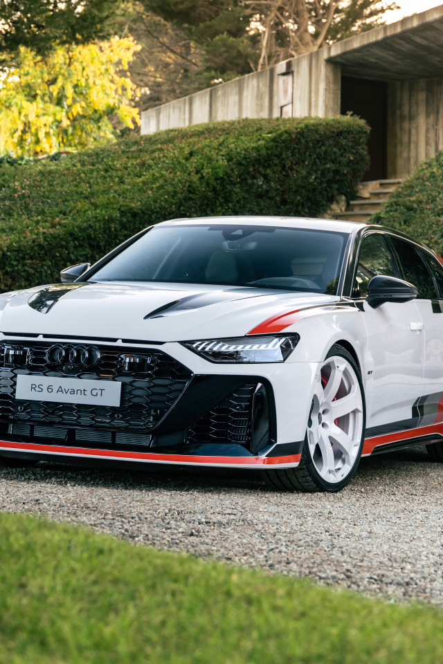 Автомобиль Audi RS 6 Avant GT 2024 года у дома