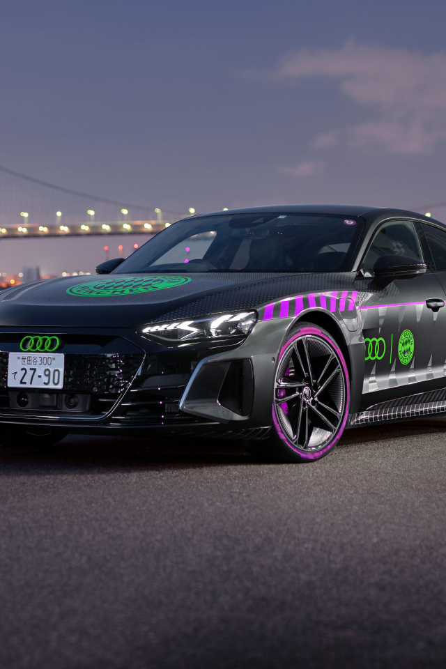 Автомобиль Audi RS E-Tron GT FC Bayern Concept вечером
