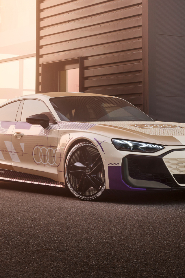 Автомобиль Audi RS E-Tron GT Prototype  у здания