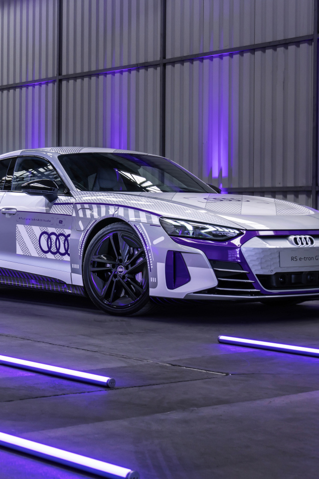 Гоночный автомобиль Audi RS E-Tron GT в гараже