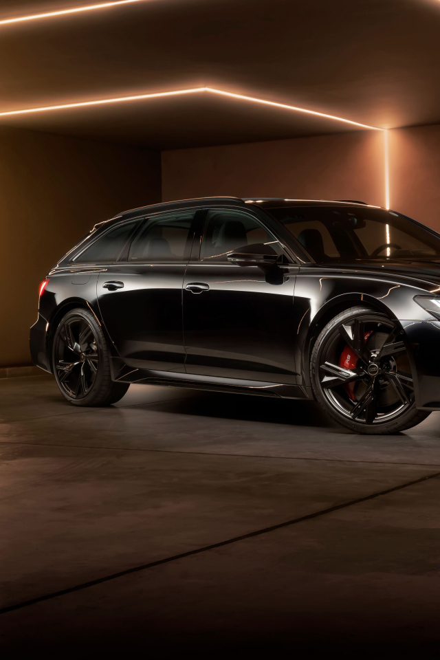 Черный автомобиль Audi RS 6 Avant Performance 2024 года