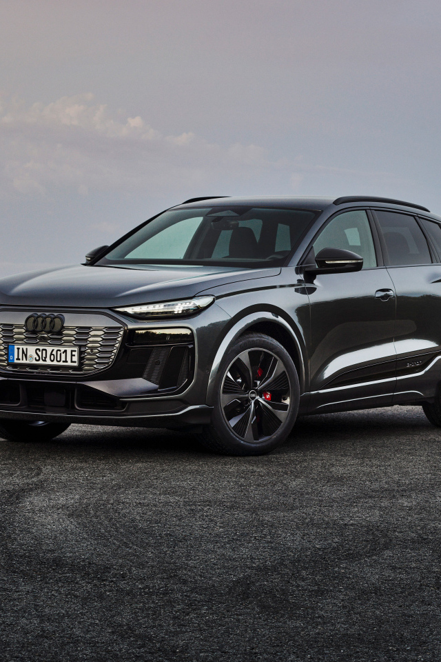 Черный автомобиль Audi SQ6 E-Tron 2024  года