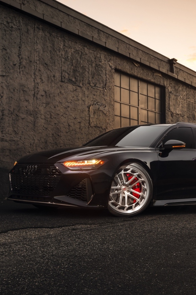 Черный автомобиль Audi RS7