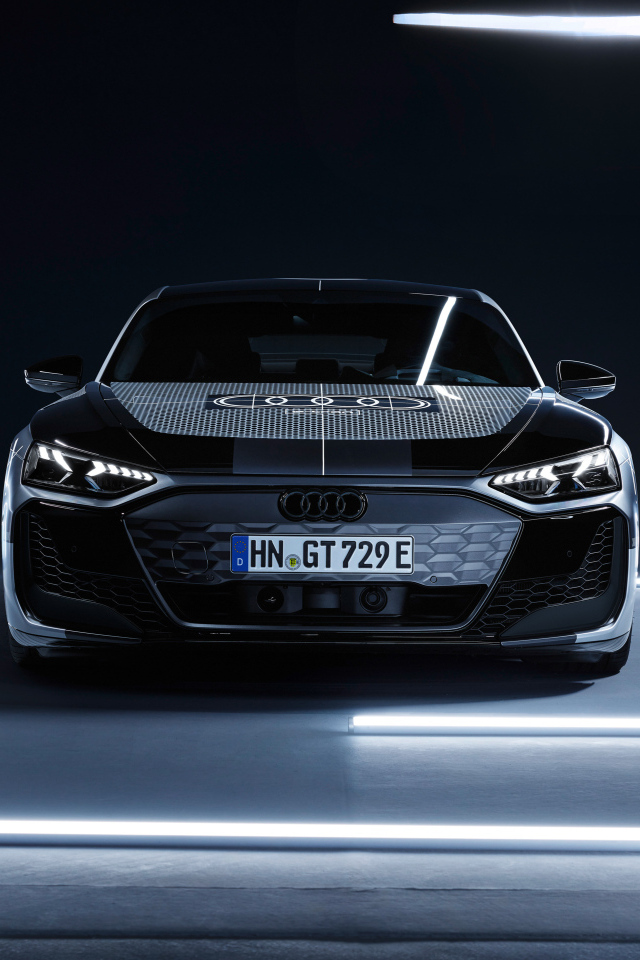Вид спереди на автомобиль  Audi RS E-Tron GT Prototype