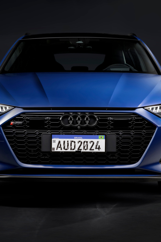 Вид спереди на синий автомобиль  Audi RS 6 Avant Legacy 2024 года