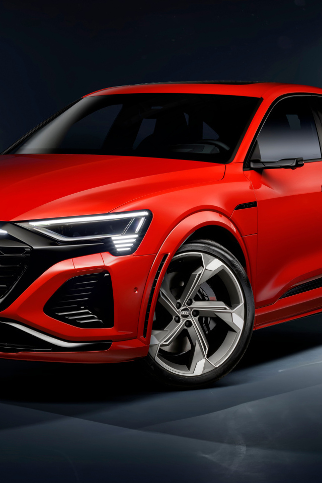 Вид спереди на красный автомобиль Audi SQ8 Sportback E-Tron Quattro 2024 года