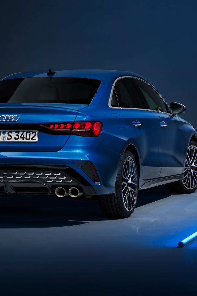 Вид сзади на синий автомобиль Audi S3 Sedan 2024 года