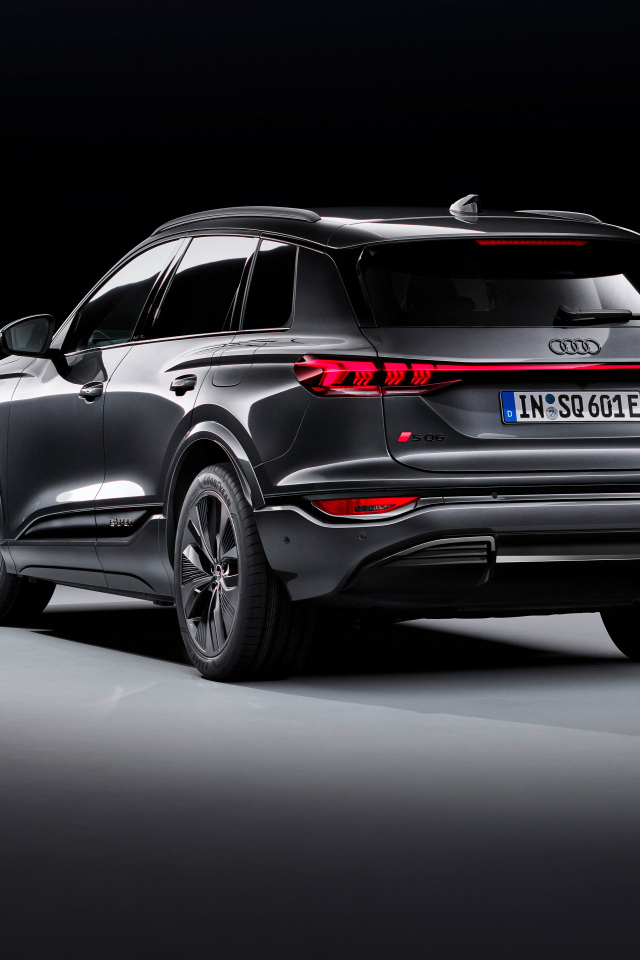 Вид сзади на автомобиль Audi SQ6 E-Tron 2024 года