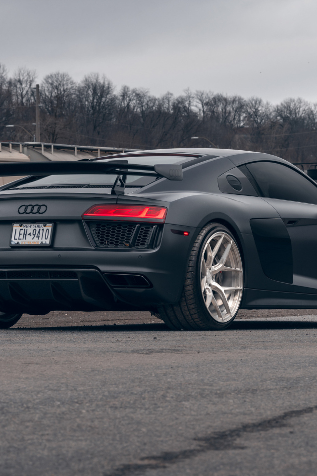 Вид сзади на автомобиль Audi R8 Velgen Wheels