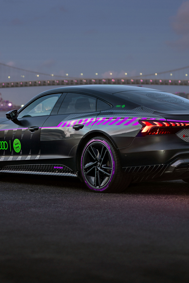 Вид сзади на автомобиль Audi RS E-Tron GT FC Bayern Concept