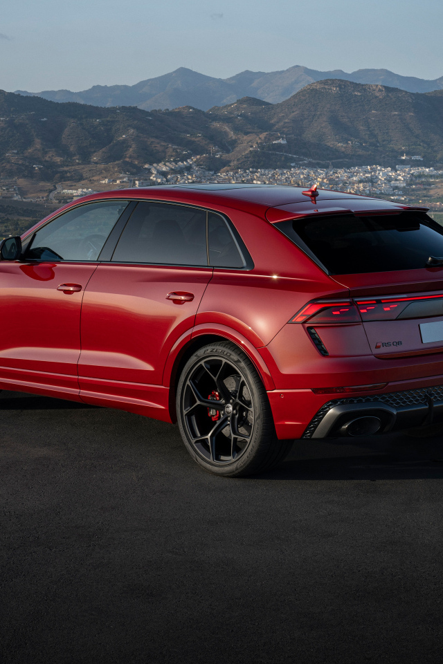 Вид сзади на красный автомобиль Audi RS Q8 performance 2024 года
